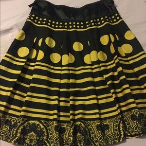 BLACK AND YELLOW PLEATED SKIRT